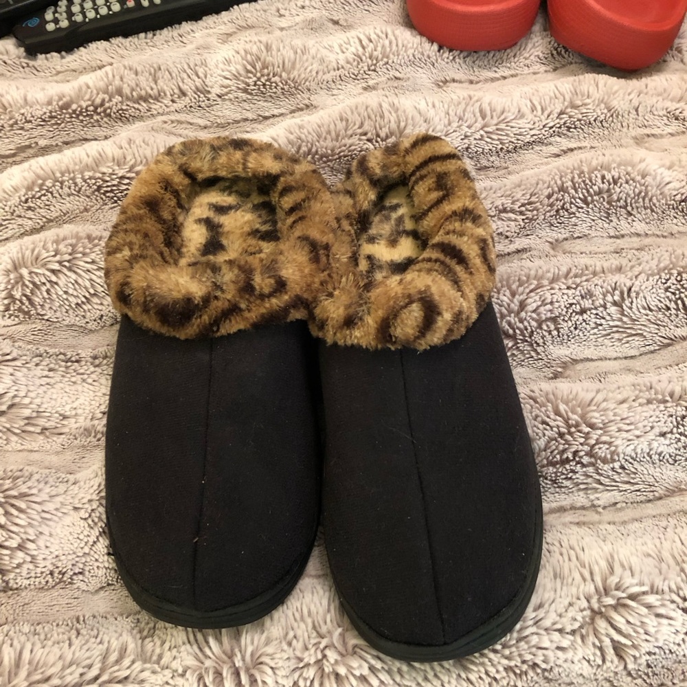 Adorable black slippers with leopard print cushioning, women’s size medium